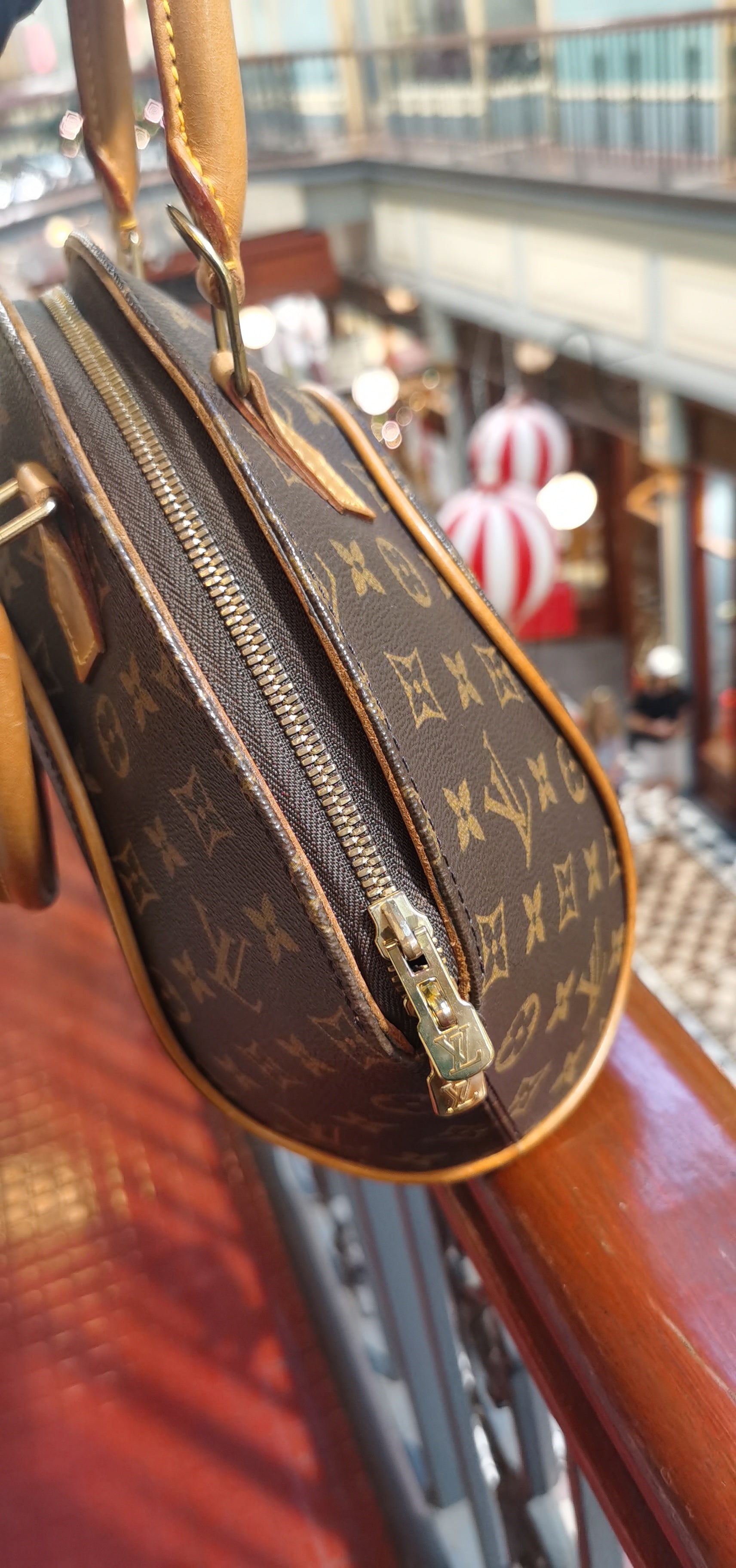Ellipse cloth handbag Louis Vuitton Brown in Cloth - 37681642