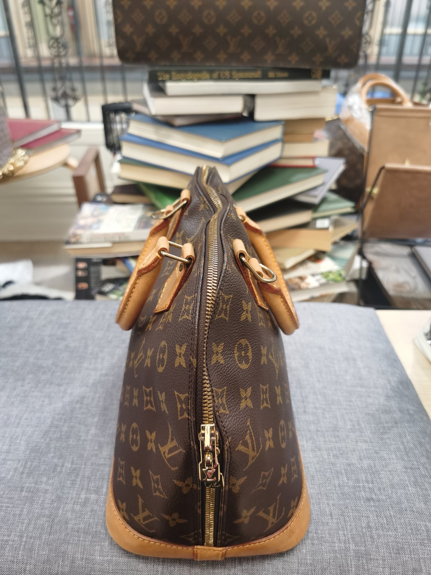 Pre-loved LOUIS VUITTON VINTAGE ALMA PM LEATHER HANDBAG 32CM