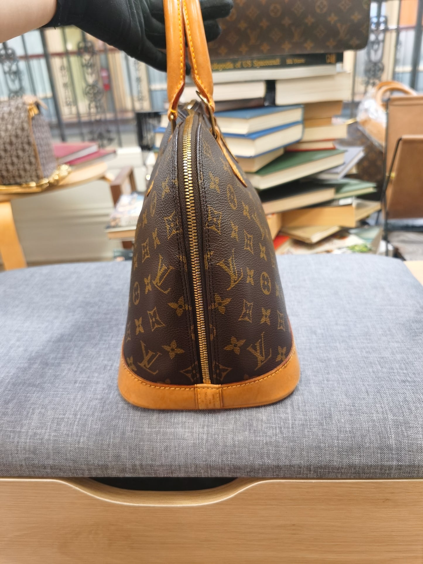 Pre-loved LOUIS VUITTON VINTAGE ALMA PM LEATHER HANDBAG 32CM