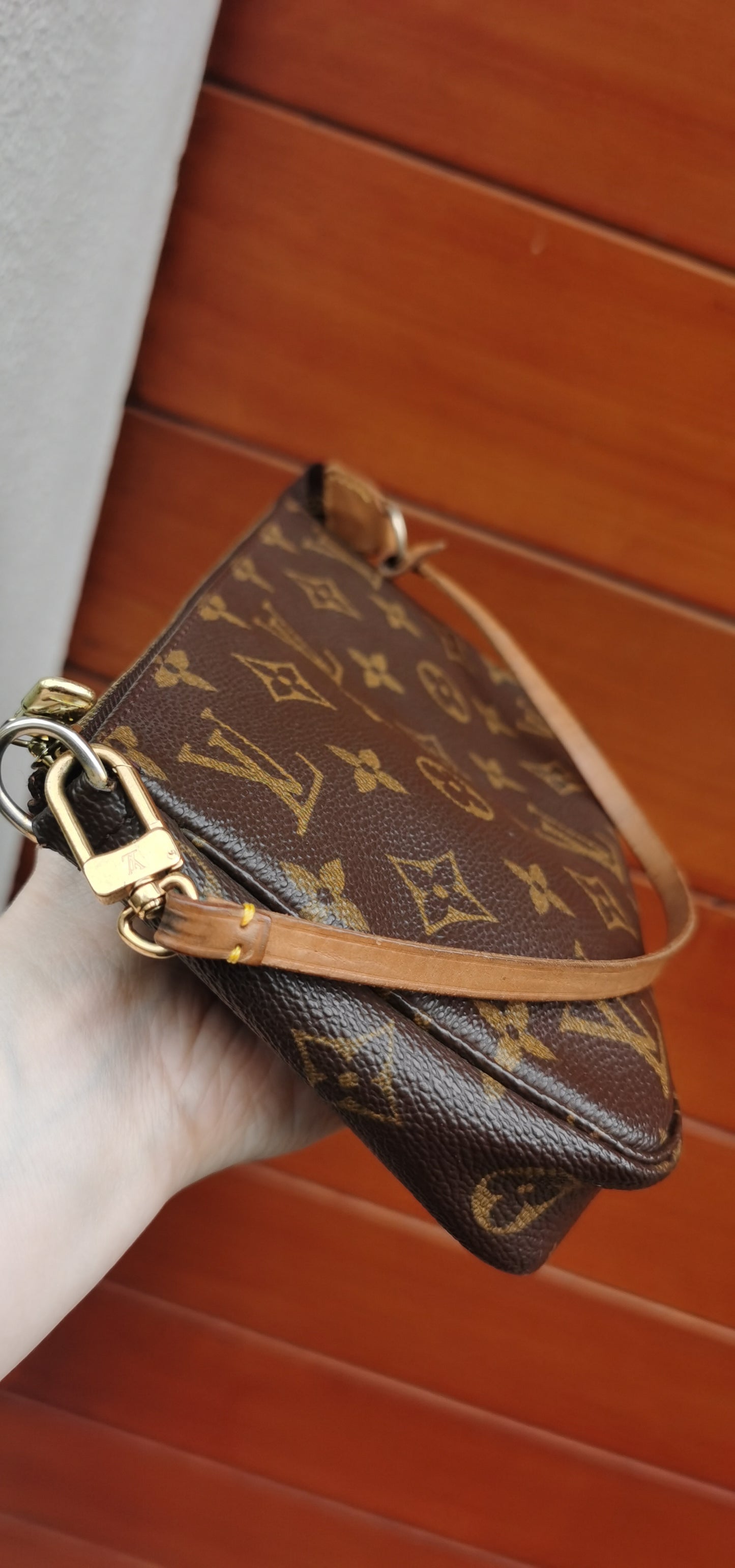 Pre-loved Louis Vuitton Vintage Pochette Accessoire Cloth Handbag Monogram