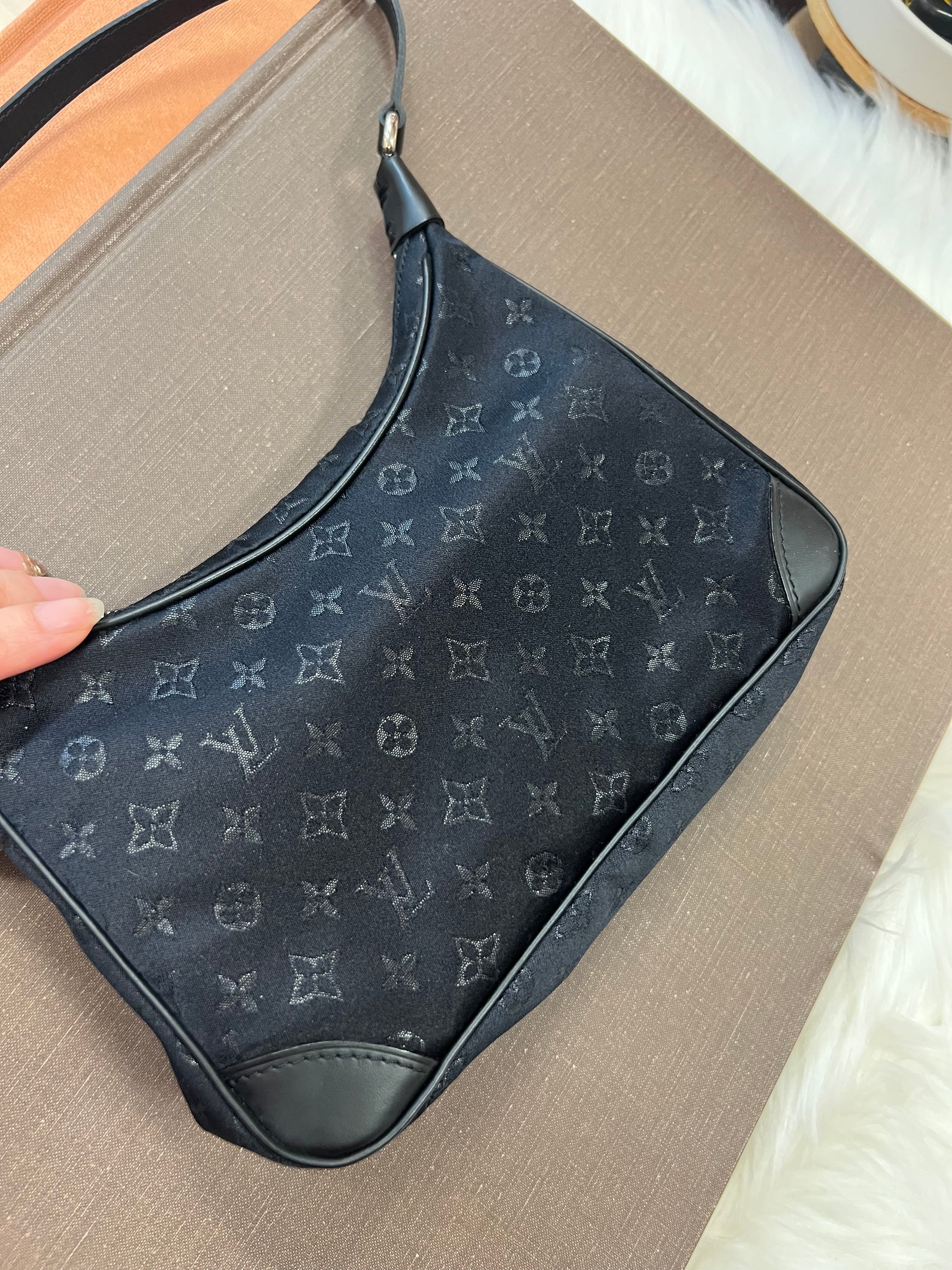 Boulogne silk handbag Louis Vuitton Black in Silk - 20642011