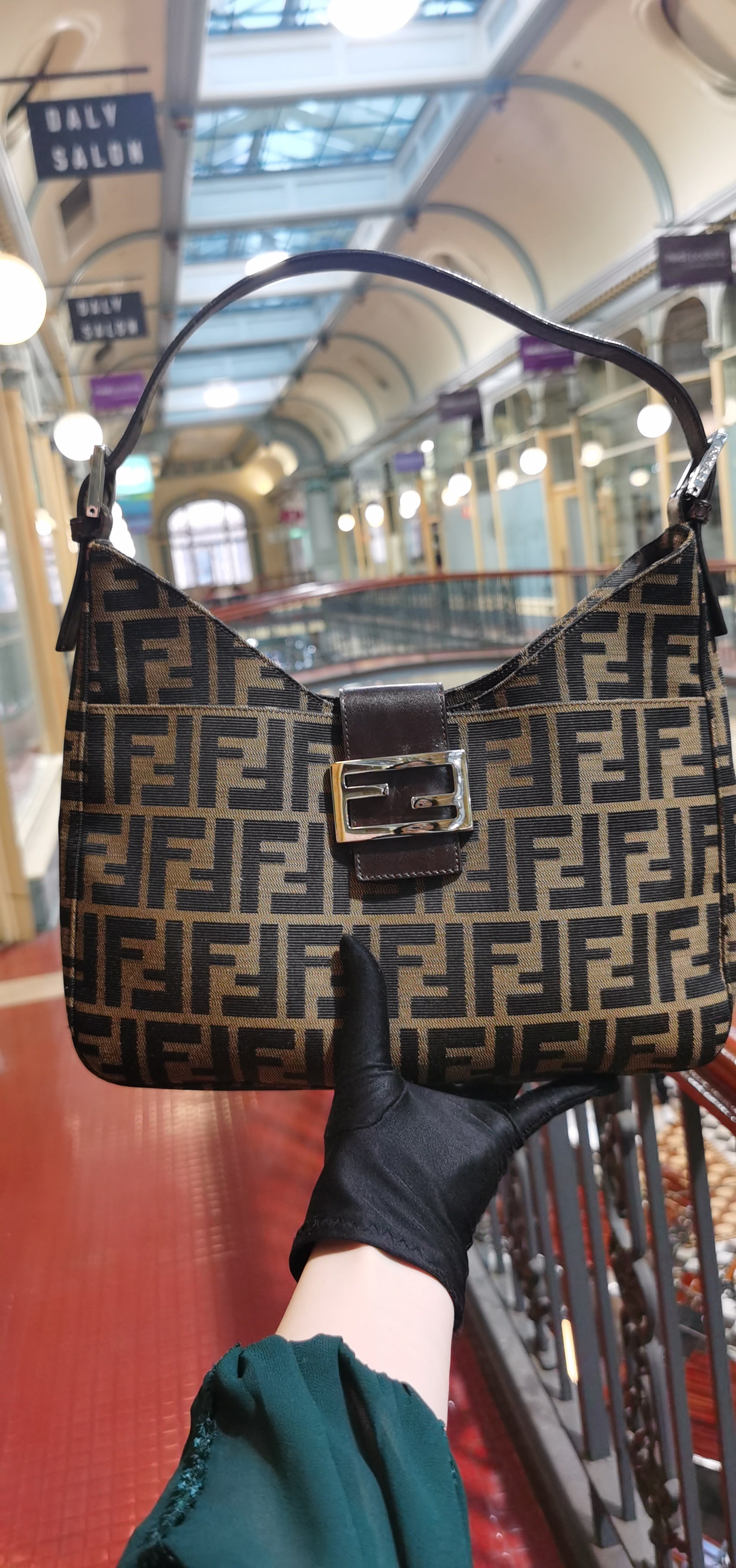 Pre-loved Fendi Vintage Baguette Handbag Black – Vintage Muse Adelaide