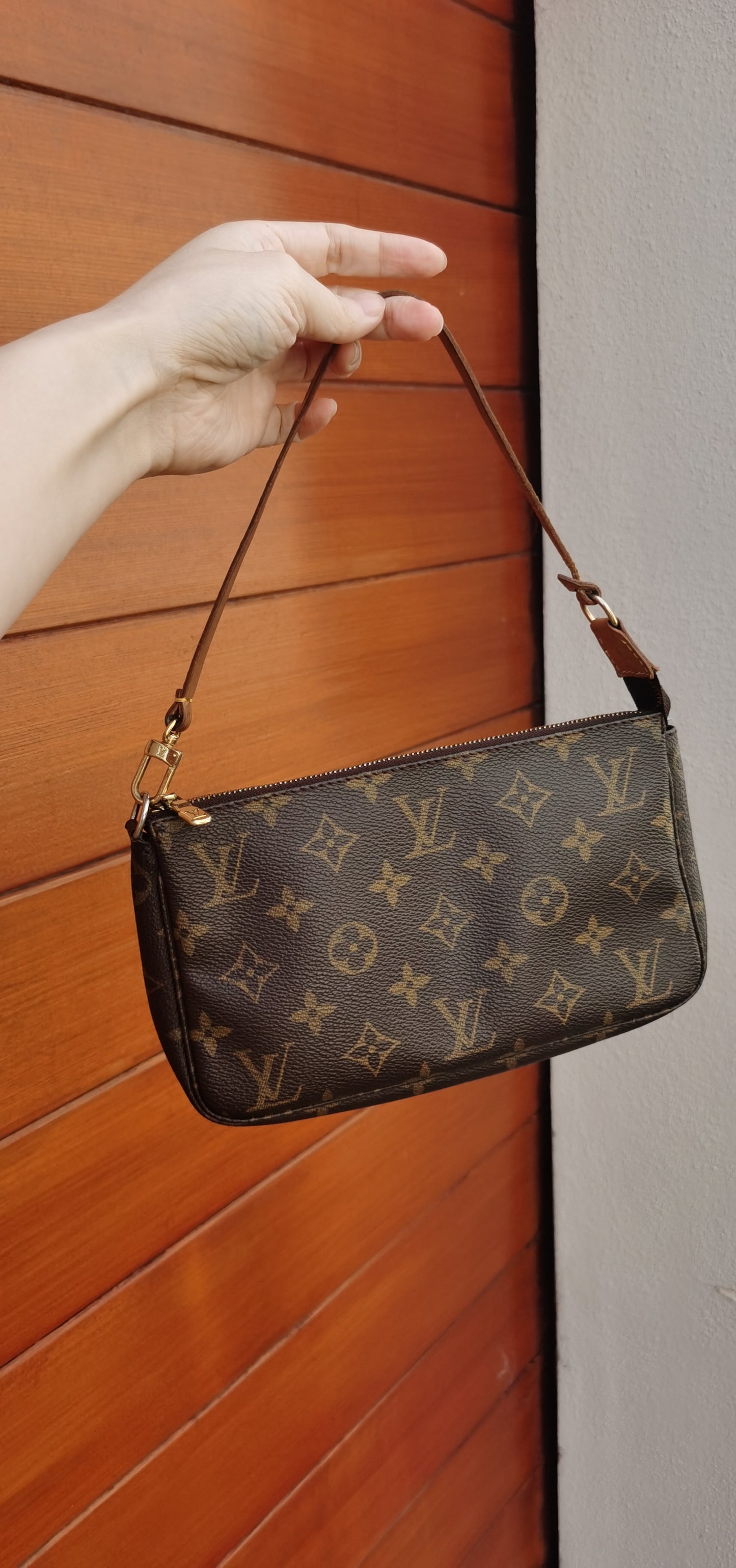 Pre-loved Louis Vuitton Vintage Pochette Accessoire Cloth Handbag Monogram