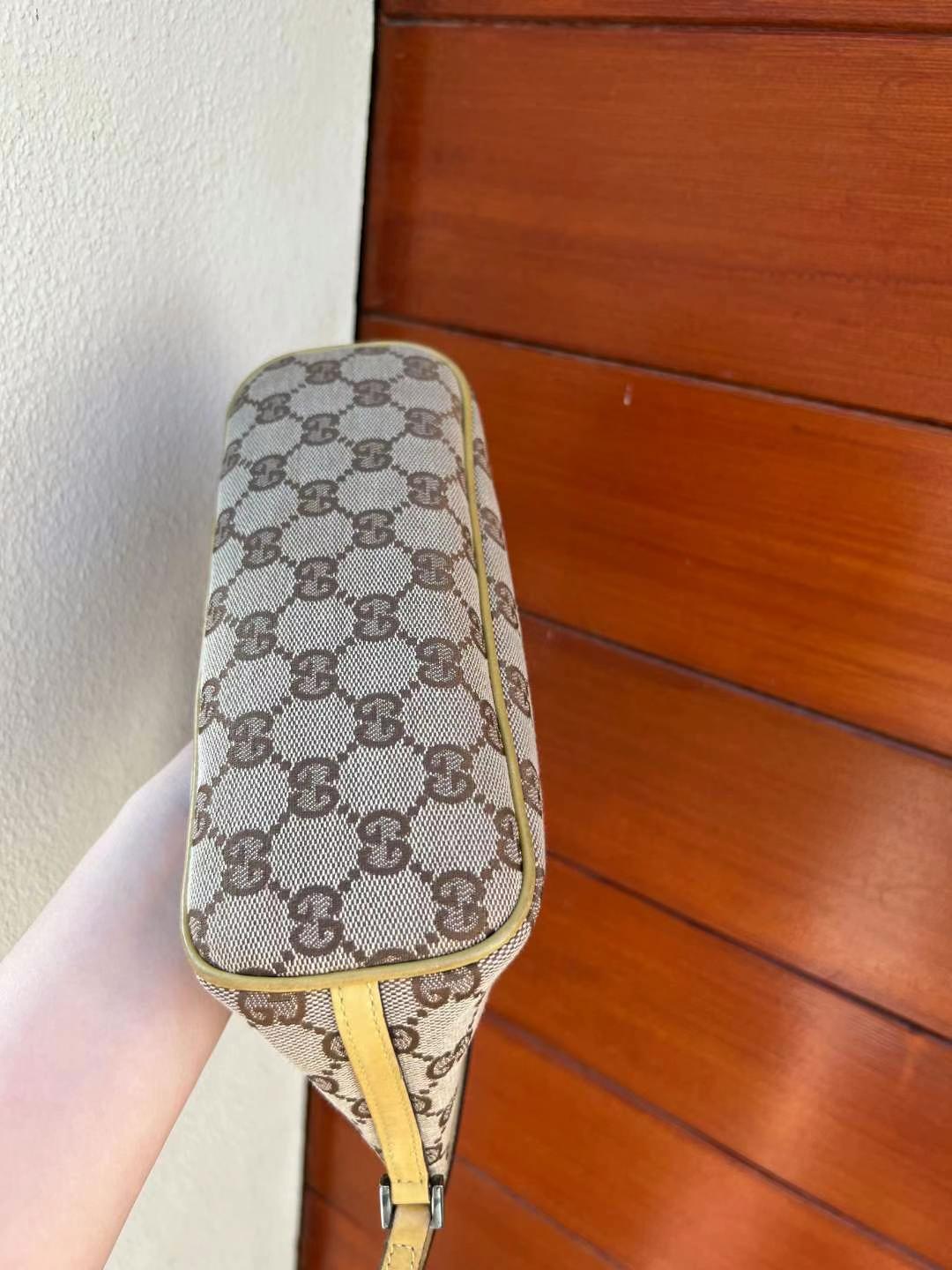 Pre-loved  Gucci vintage GG Canvas Boat Baguette