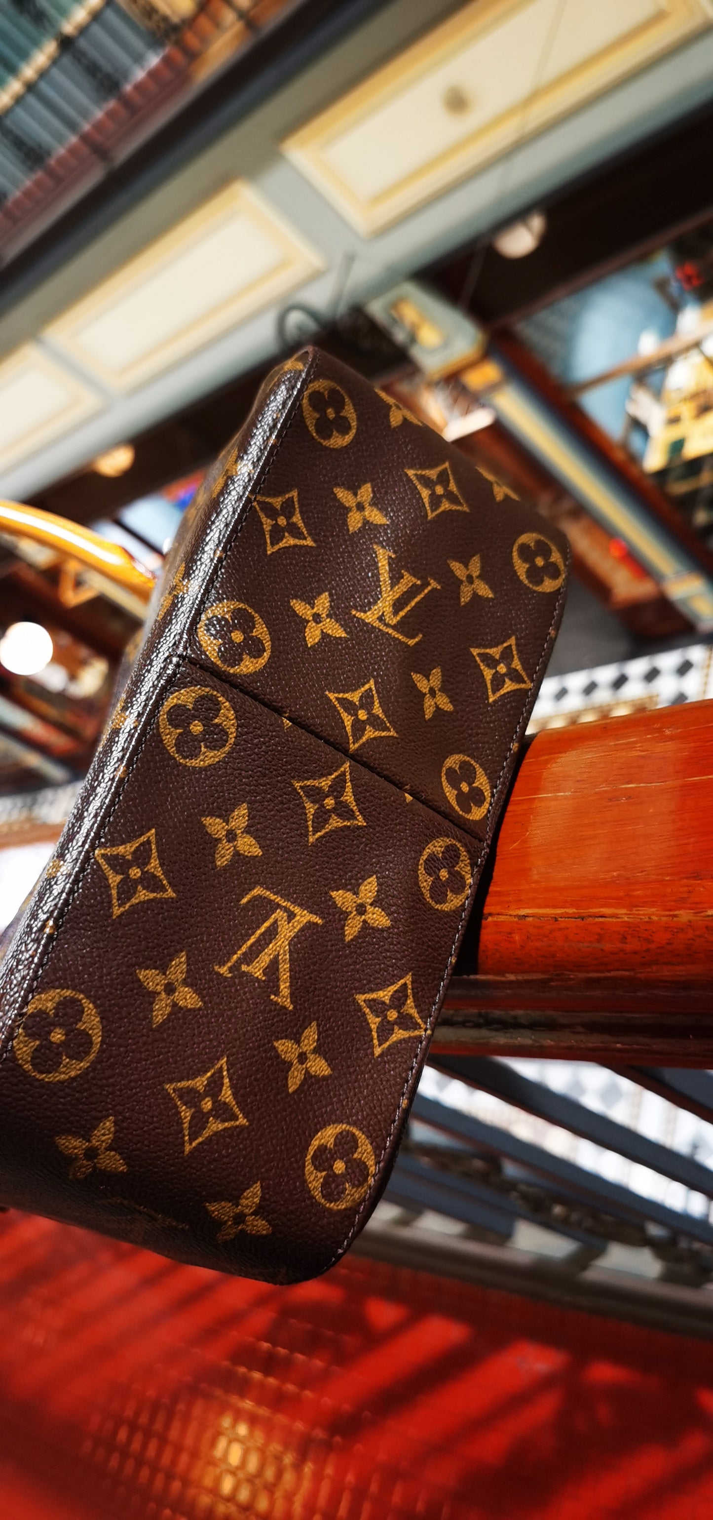 Pre-loved Louis Vuitton Looping Leather Handbag Monogram
