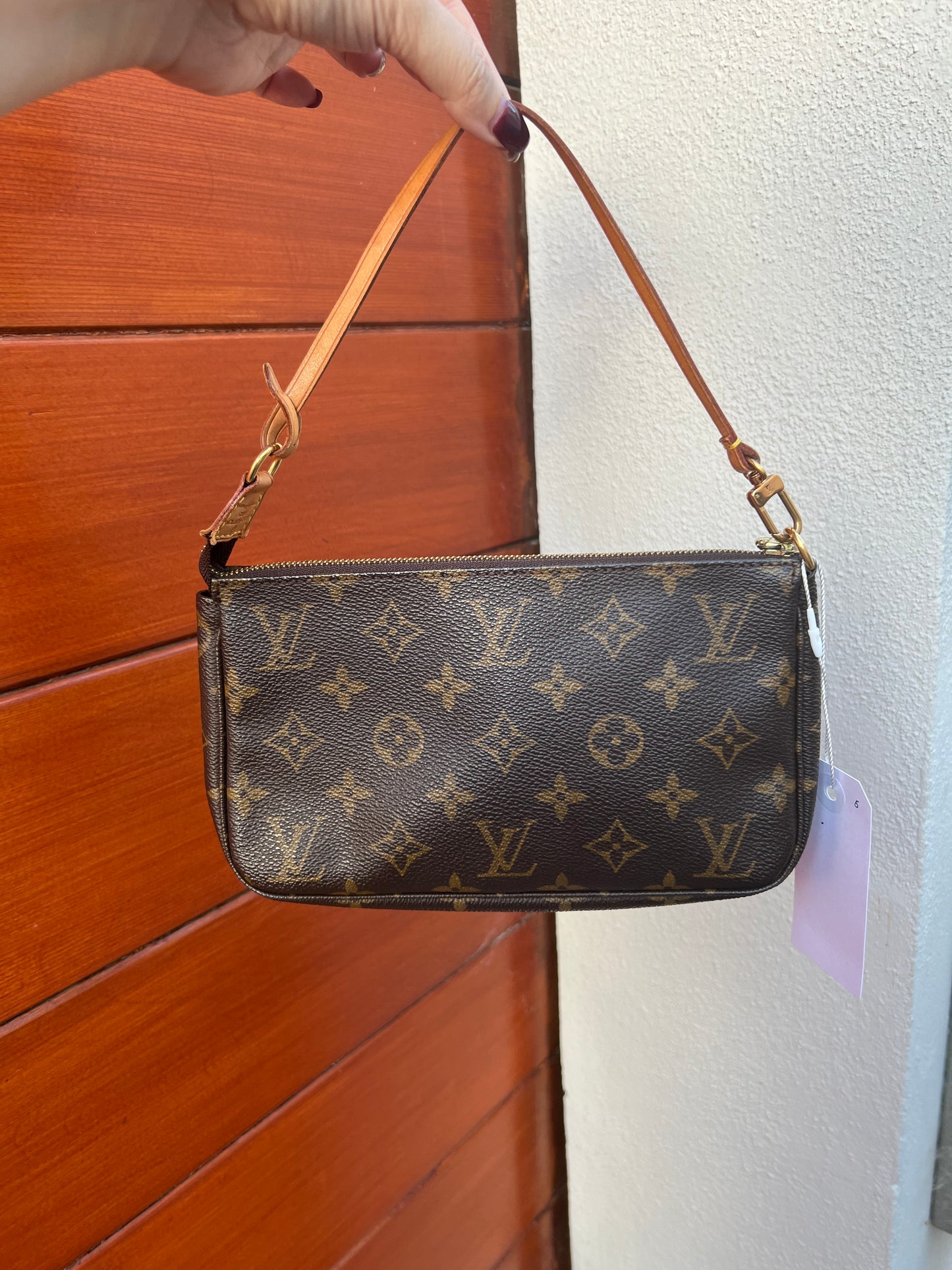 Pre-loved Louis Vuitton Vintage Pochette Accessoire Leather Handbag In –  Vintage Muse Adelaide