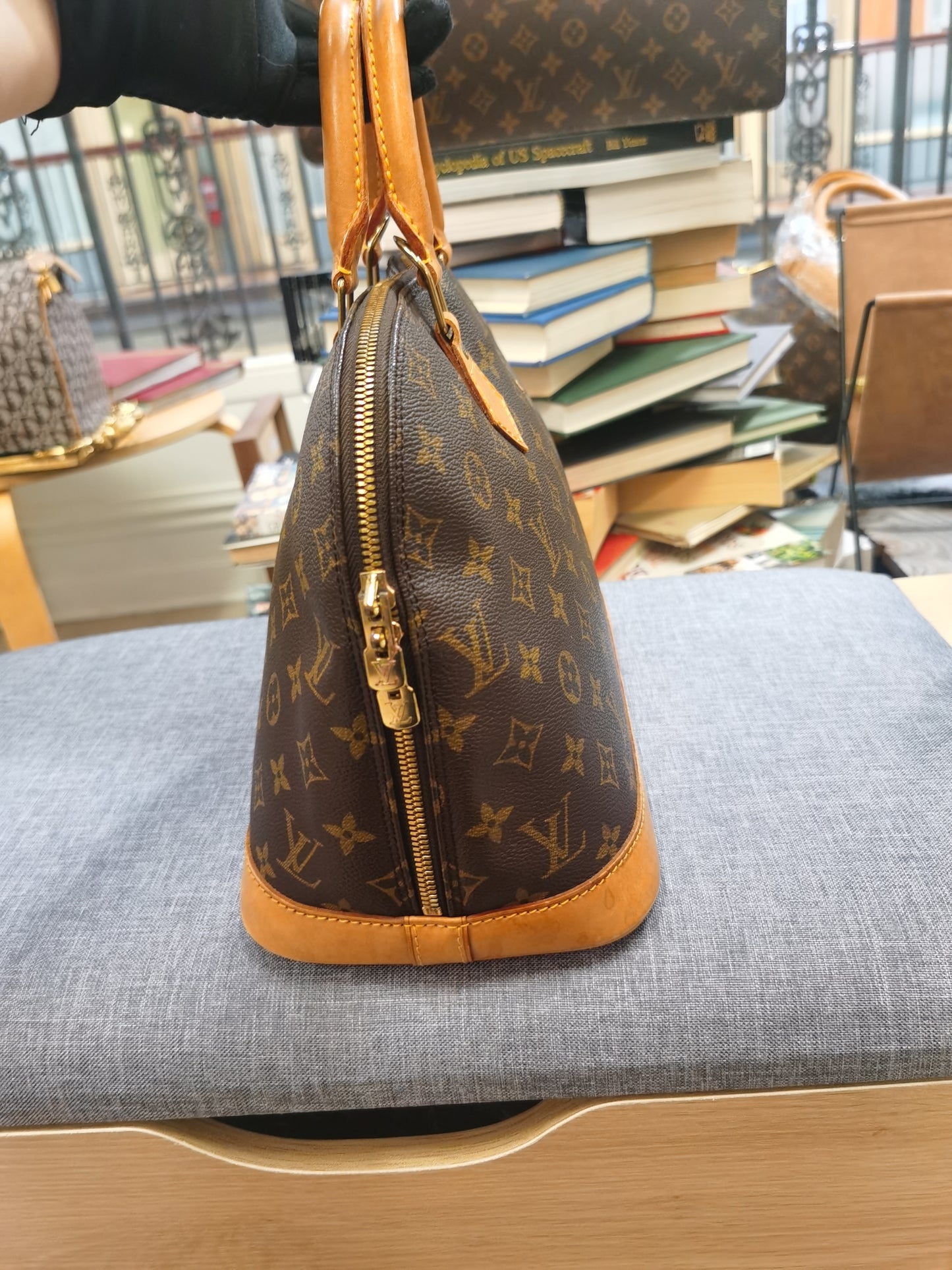 Pre-loved LOUIS VUITTON VINTAGE ALMA PM LEATHER HANDBAG 32CM