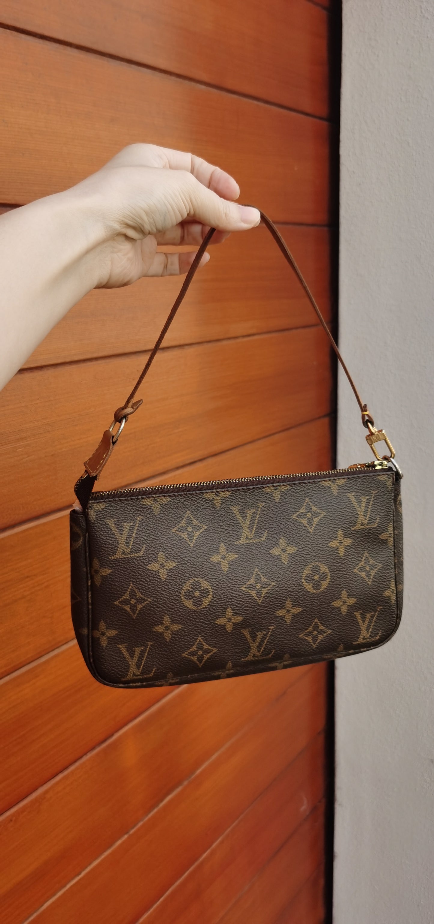 Pre-loved Louis Vuitton Vintage Pochette Accessoire Cloth Handbag Monogram