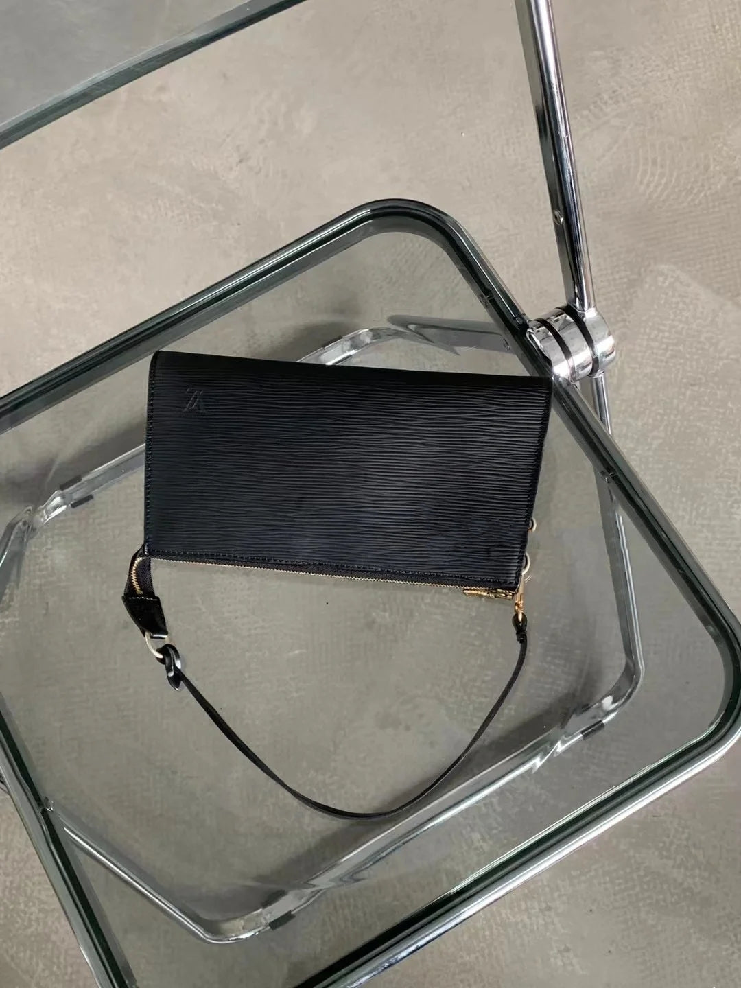 Pre-loved Louis Vuitton Pochette Accessoire Patent Leather Handbag Ora –  Vintage Muse Adelaide